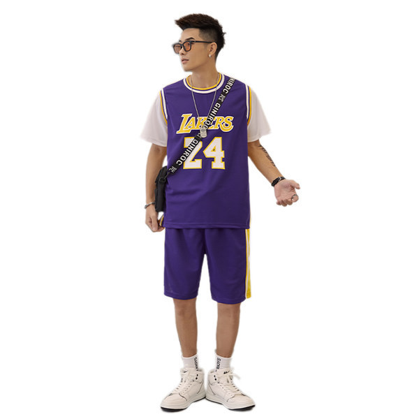 Muški sportski tim sa natpisom u dvije boje