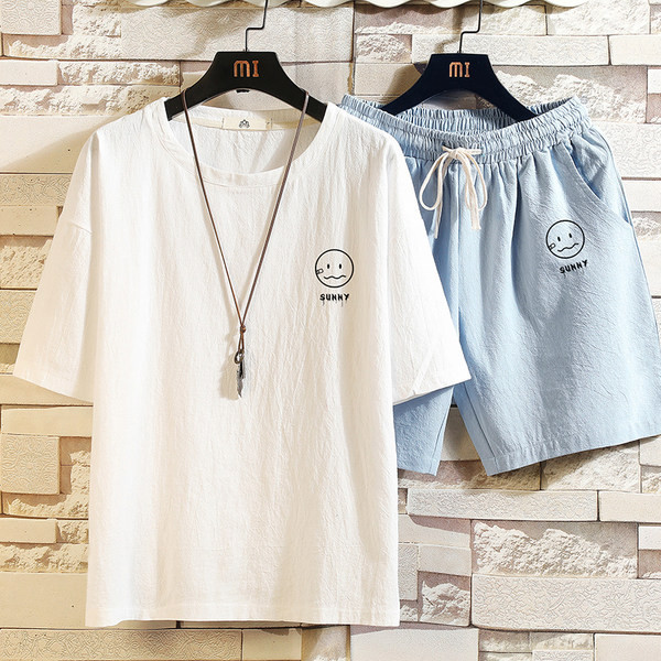 Vīriešu sporta komanda ar aplikāciju un ovālu kakla izgriezumu