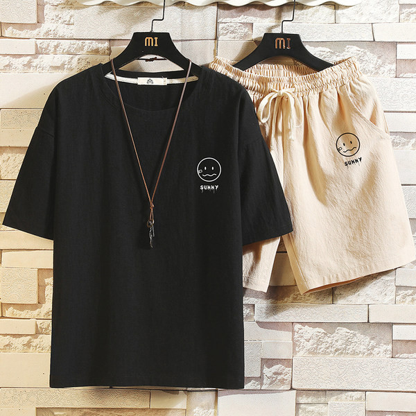 Vīriešu sporta komanda ar aplikāciju un ovālu kakla izgriezumu