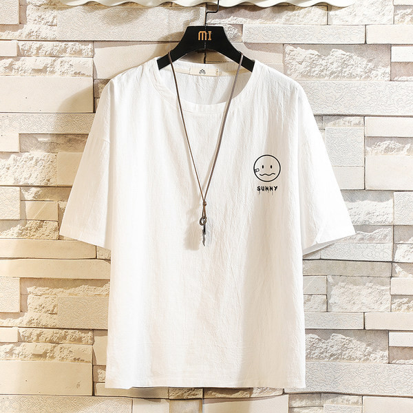 Vīriešu sporta komanda ar aplikāciju un ovālu kakla izgriezumu