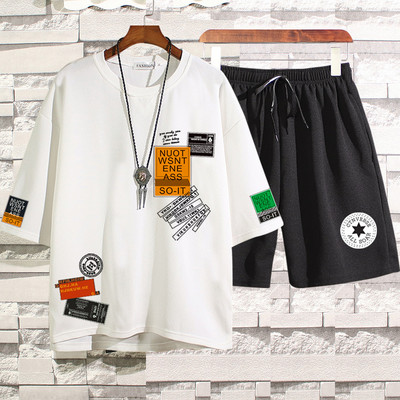 Lühikeste varrukate ja embleemidega meeste spordimeeskond