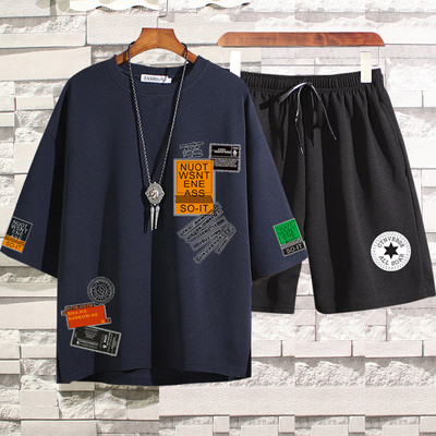 Lühikeste varrukate ja embleemidega meeste spordimeeskond