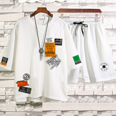 Lühikeste varrukate ja embleemidega meeste spordimeeskond