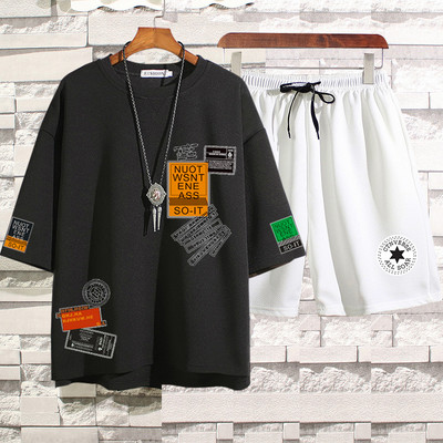 Lühikeste varrukate ja embleemidega meeste spordimeeskond