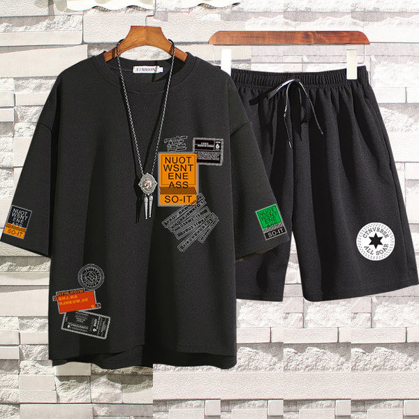 Lühikeste varrukate ja embleemidega meeste spordimeeskond