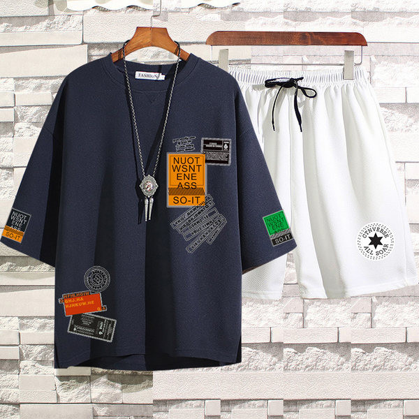 Lühikeste varrukate ja embleemidega meeste spordimeeskond