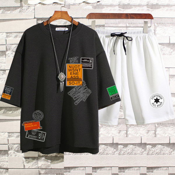 Lühikeste varrukate ja embleemidega meeste spordimeeskond