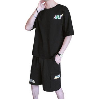 Спортно-ежедневен мъжки комплект с апликация на гърба на тениската и къс панталон