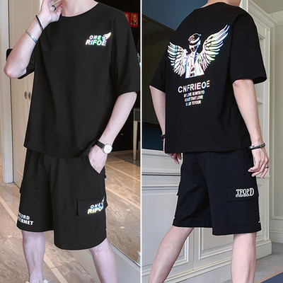 Sportlik-casual meeste komplekt aplikatsiooniga T-särgi ja lühikeste pükste seljal