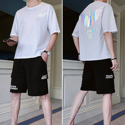 Sportlik-casual meeste komplekt aplikatsiooniga T-särgi ja lühikeste pükste seljal