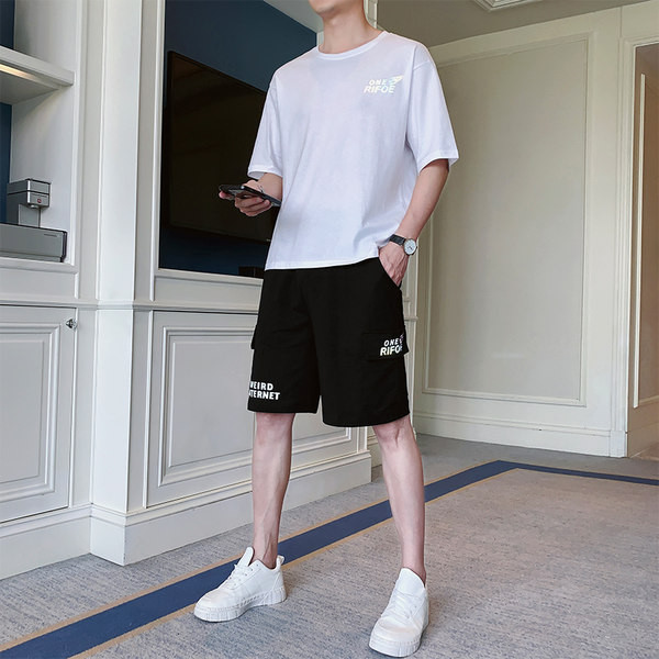 Sportlik-casual meeste komplekt aplikatsiooniga T-särgi ja lühikeste pükste seljal