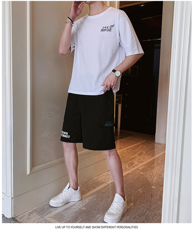 Sportlik-casual meeste komplekt aplikatsiooniga T-särgi ja lühikeste pükste seljal