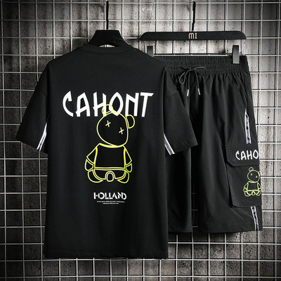 Vīriešu sporta komanda ar lācīša aplikāciju un uzrakstu