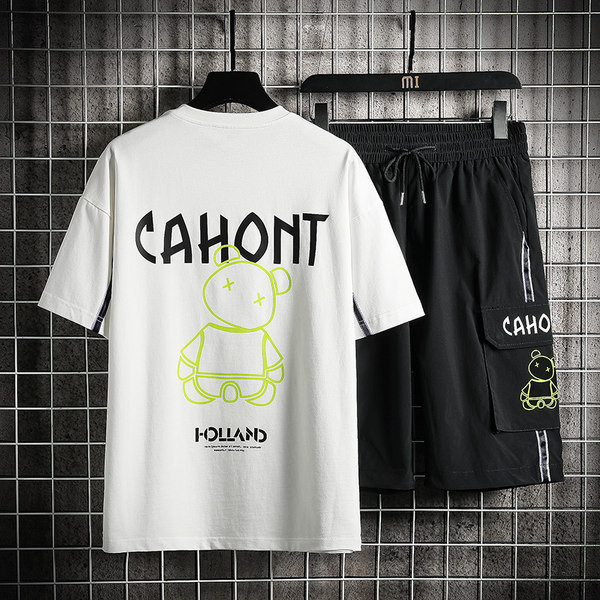 Vīriešu sporta komanda ar lācīša aplikāciju un uzrakstu