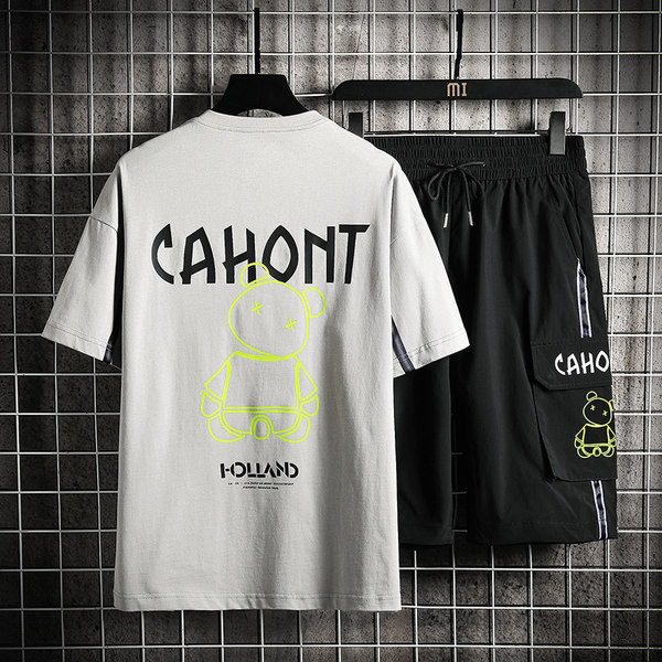 Vīriešu sporta komanda ar lācīša aplikāciju un uzrakstu