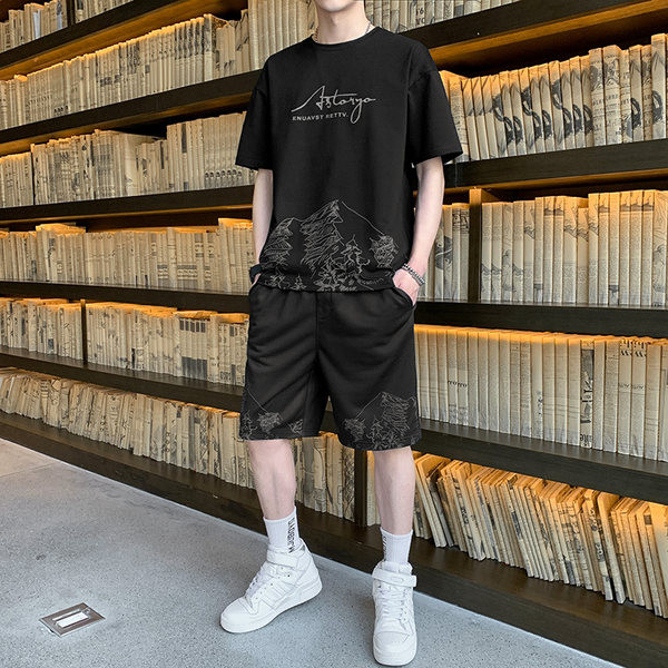 Meeste komplekt kummikuga T-särgist ja lühikestest pükstest