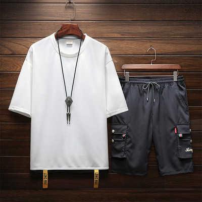 Vīriešu sporta komanda ar saitēm un kabatām