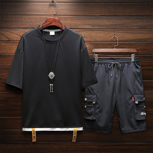 Vīriešu sporta komanda ar saitēm un kabatām