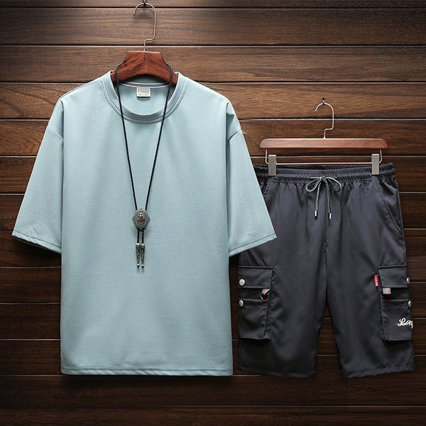 Vīriešu sporta komanda ar saitēm un kabatām