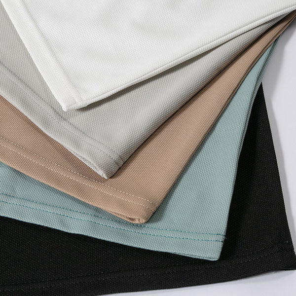 Vīriešu sporta komanda ar saitēm un kabatām