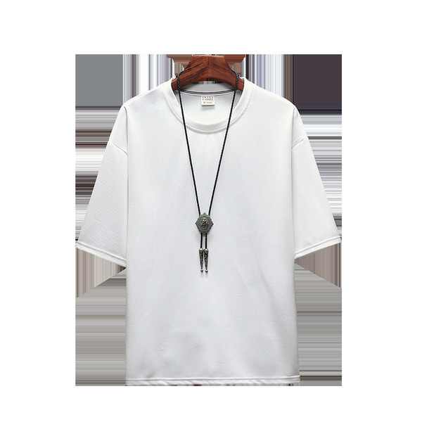 Vīriešu sporta komanda ar saitēm un kabatām