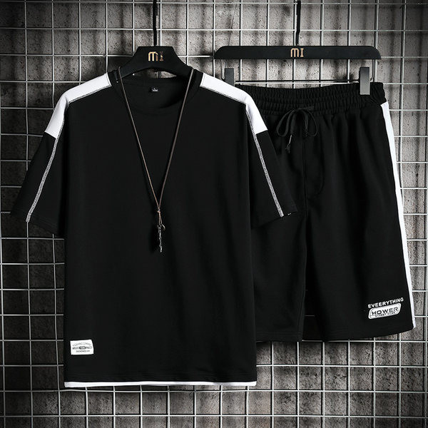 Спортен мъжки екип включващ тениска и къс панталон