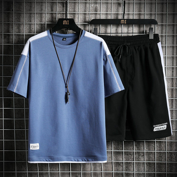 Спортен мъжки екип включващ тениска и къс панталон