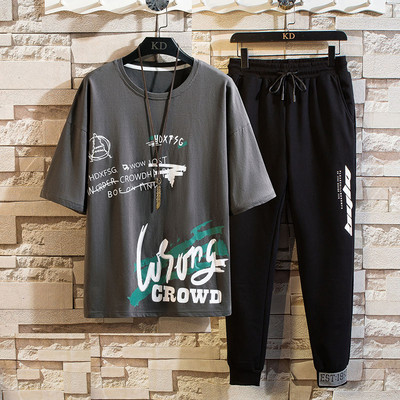 Lühikeste varrukate ja aplikatsiooniga meeste spordimeeskond