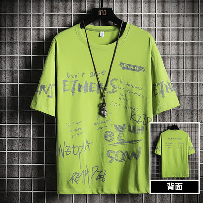 Igapäevane spordimeeskond, millel on kiri ja ovaalne kaelus meestele