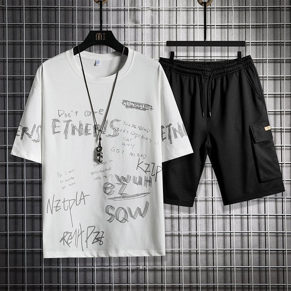 Igapäevane spordimeeskond, millel on kiri ja ovaalne kaelus meestele