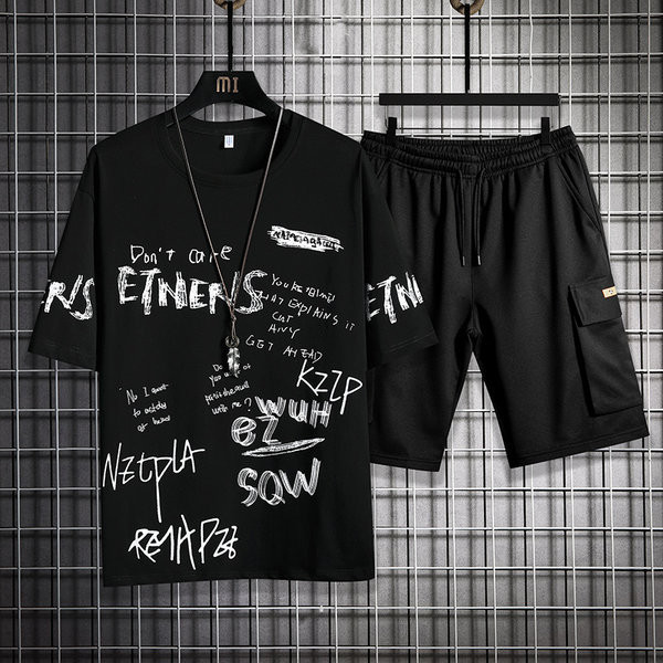 Igapäevane spordimeeskond, millel on kiri ja ovaalne kaelus meestele