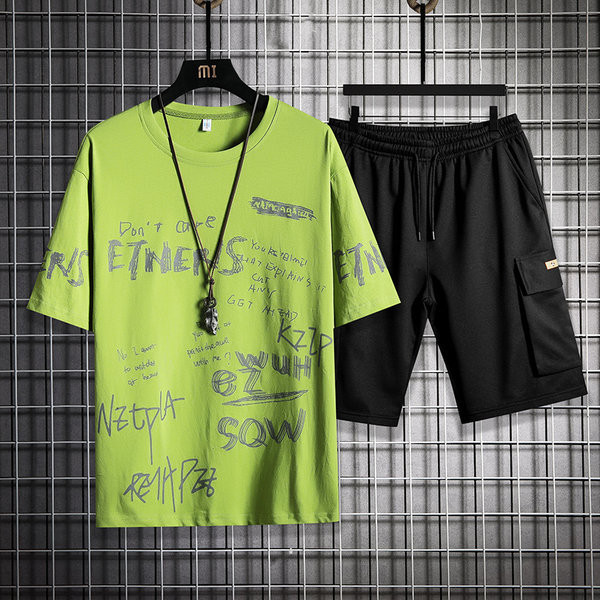 Igapäevane spordimeeskond, millel on kiri ja ovaalne kaelus meestele