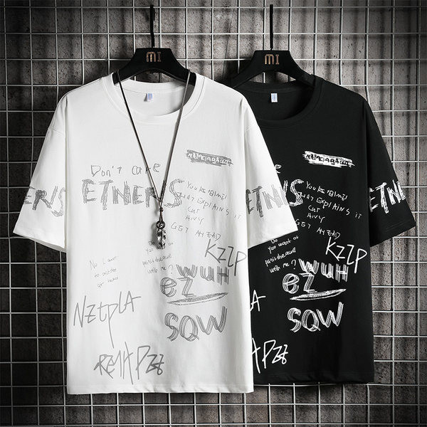 Igapäevane spordimeeskond, millel on kiri ja ovaalne kaelus meestele