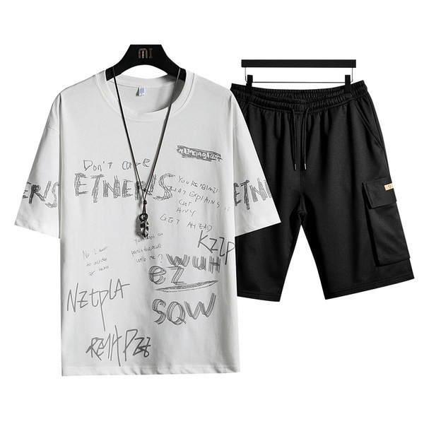 Igapäevane spordimeeskond, millel on kiri ja ovaalne kaelus meestele