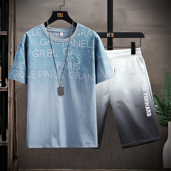 Jauna modeļa vīriešu sporta komanda divdaļīgā T-kreklā un šortos