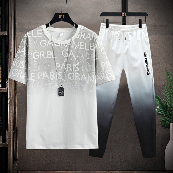 Jauna modeļa vīriešu sporta komanda divdaļīgā T-kreklā un šortos