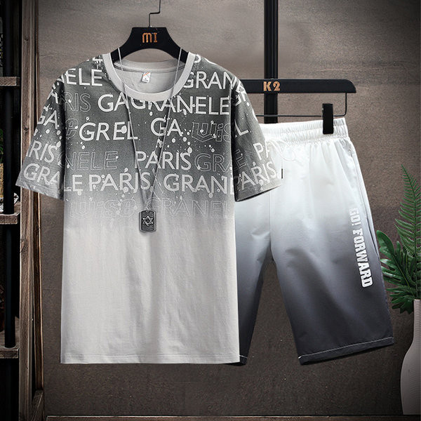 Jauna modeļa vīriešu sporta komanda divdaļīgā T-kreklā un šortos