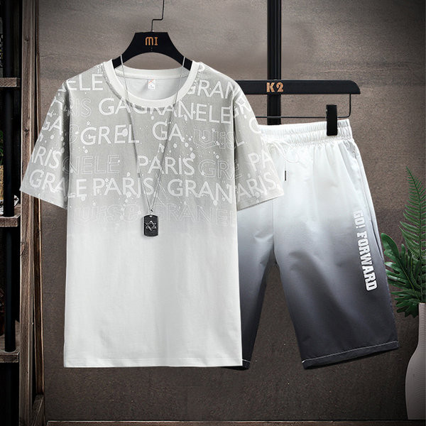 Jauna modeļa vīriešu sporta komanda divdaļīgā T-kreklā un šortos