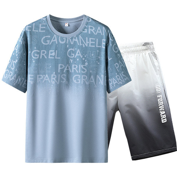 Jauna modeļa vīriešu sporta komanda divdaļīgā T-kreklā un šortos