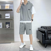 Kaheosalise kapuutsiga meeste vabaaja meeskond