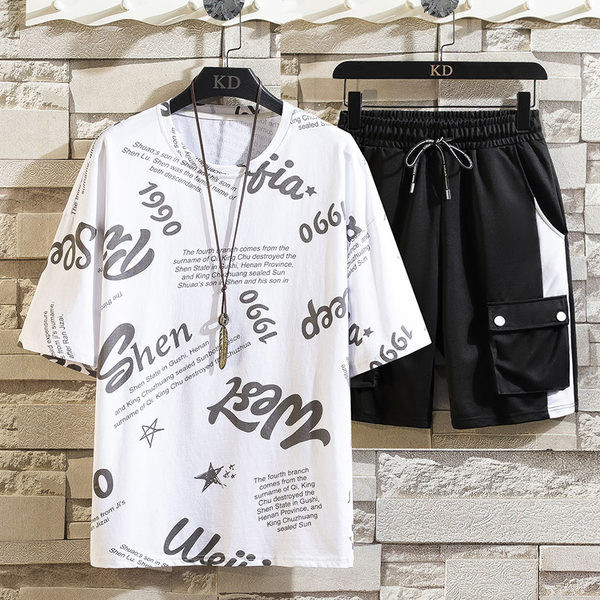 Taskute ja kirjaga meeste spordimeeskond