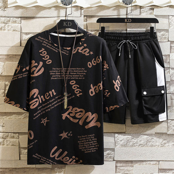 Taskute ja kirjaga meeste spordimeeskond