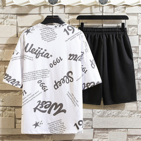 Taskute ja kirjaga meeste spordimeeskond