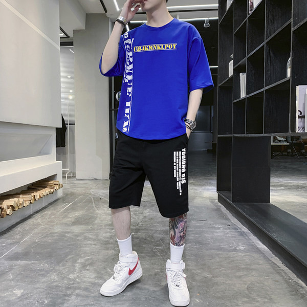 Dienas vīriešu komanda divās daļās - T-krekls un šorti