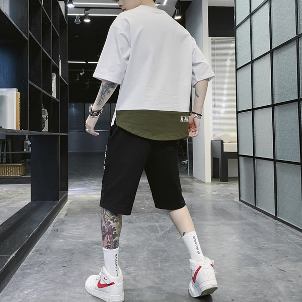 Dienas vīriešu komanda divās daļās - T-krekls un šorti