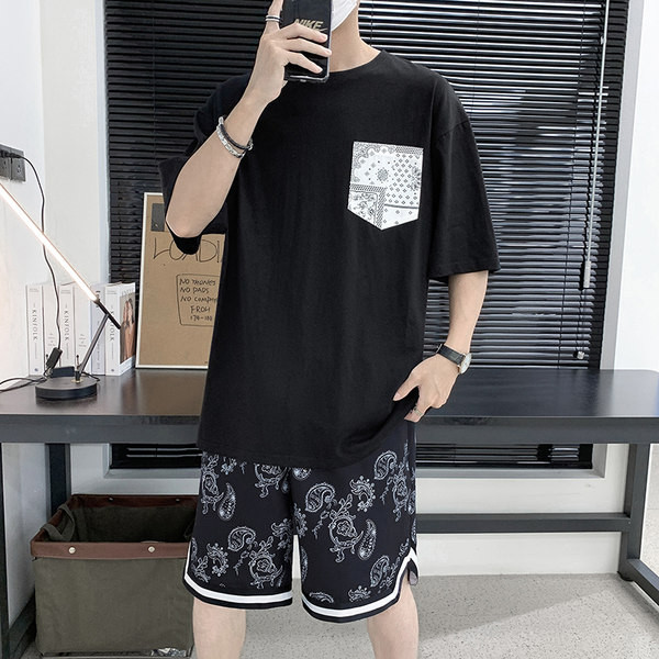 Meeste vabaaja komplekt - taskuga T-särk ja lühikesed püksid