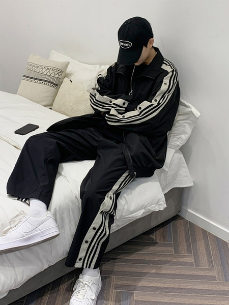 Vīriešu sporta komplekts ar pogām un apmalēm