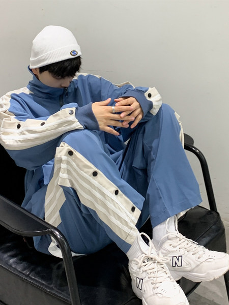 Vīriešu sporta komplekts ar pogām un apmalēm