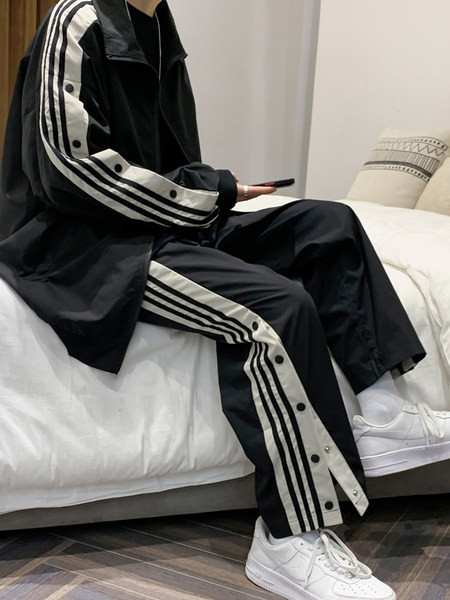 Vīriešu sporta komplekts ar pogām un apmalēm