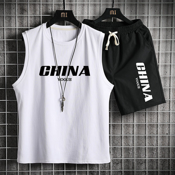 Vīriešu sporta komanda ar O veida apkakli un uzrakstu